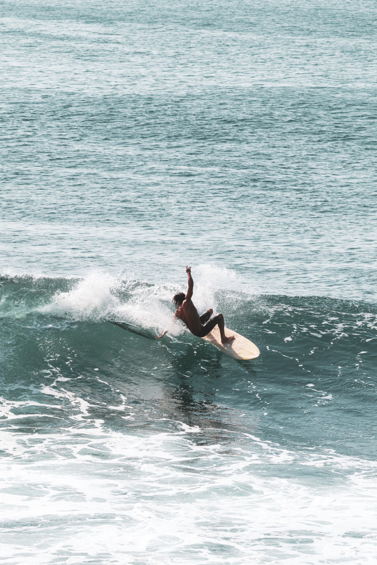 Life between tides — A personal field note from Nusa Lembongan, tracing the small routines, waiting, and movement that come with life by the sea.